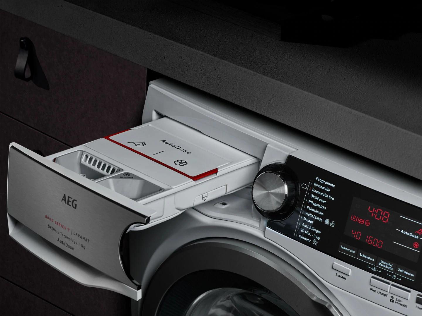 Tecnico specializzato in assistenza per elettrodomestici AEG di design in una cucina moderna a Trieste.