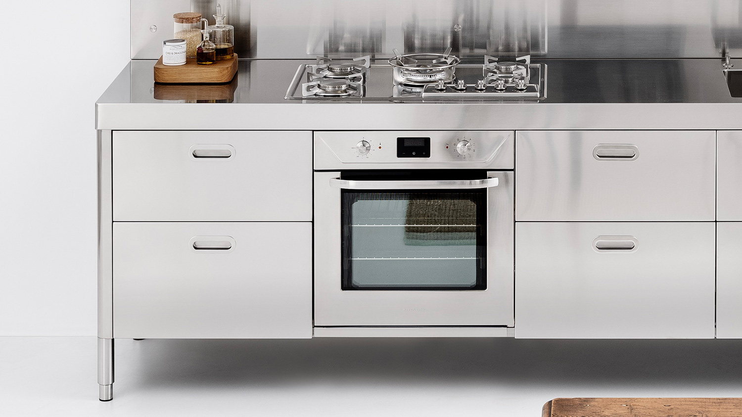 Dettaglio del controllo professionale su elettrodomestici in acciaio inox Alpes Inox a Udine