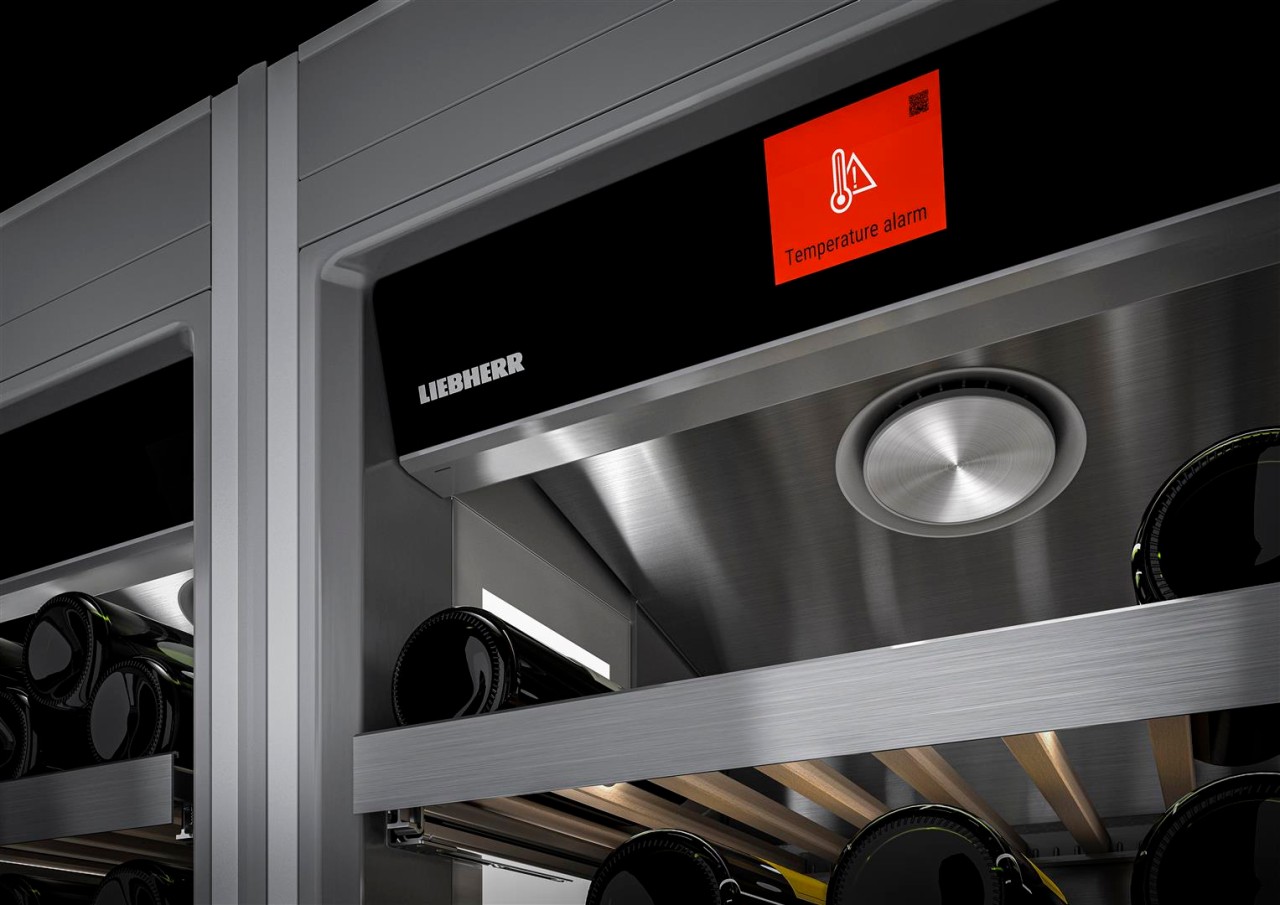 Primo piano dell'elegante finitura in acciaio e del display touch di controllo della temperatura di un capiente frigorifero Liebherr, pronto per l'intervento di manutenzione tecnica a domicilio a Trieste