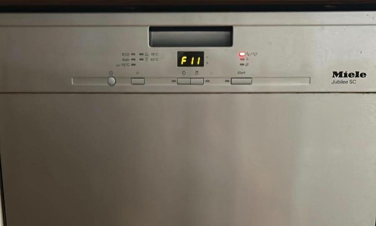 https://casservice.it/uploads/2026/09/lavastoviglie-miele-errore-f11-e1788874736126.jpg